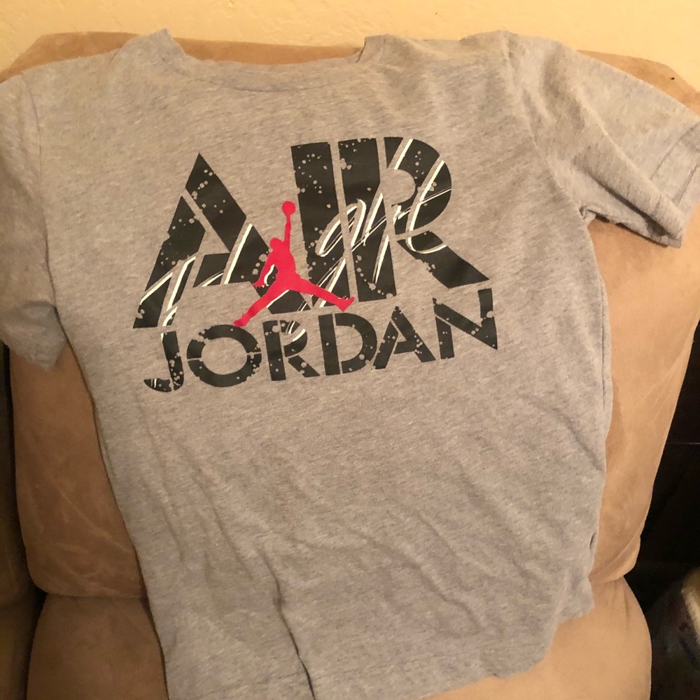 Boys 10-12 yrs Medium gray Air Jordan t-shirt.